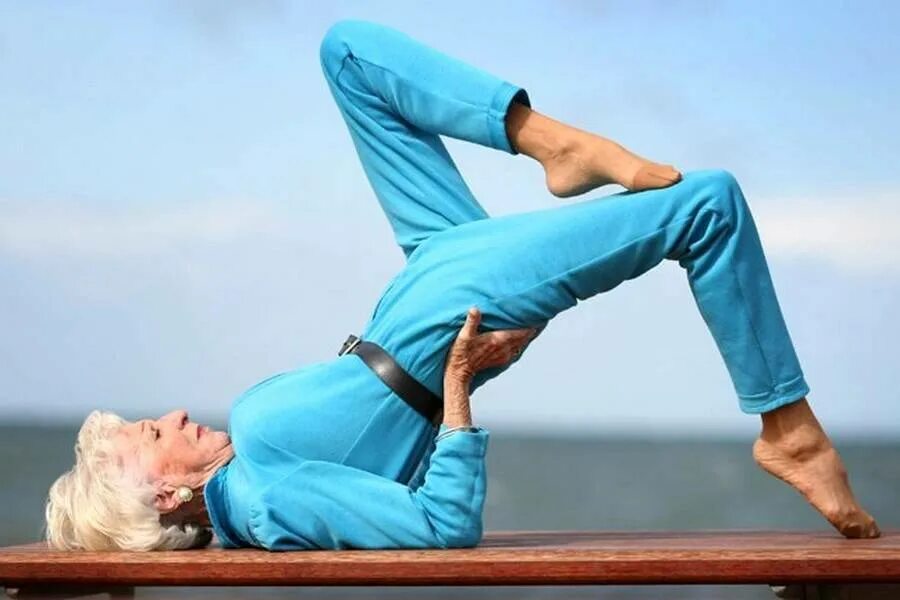 Бетти Кальман инструктор йоги. Йога в пожилом возрасте. Йога для старшего возраста. Йога женщина в возрасте. Долголетие йогов