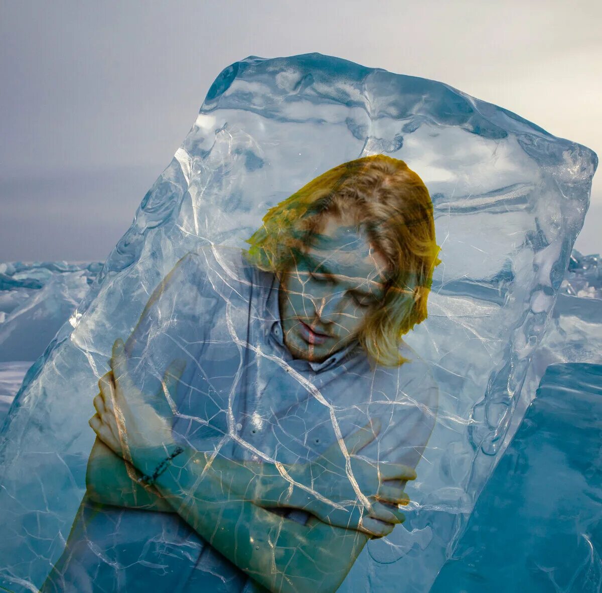 Нашли замороженную девушку во льду. Замороженный человек арт. Нашли замороженную девушку во льду. Дэвид блейн во льду. Замороженная женщина.