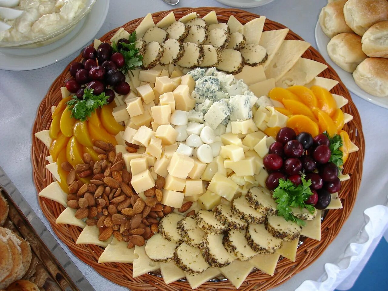 Сыр нарезка. Украшение сырной тарелки. Как подать сырную тарелку на стол. Кавказское сырное ассорти. Сырная тарелка с горгонзолой.