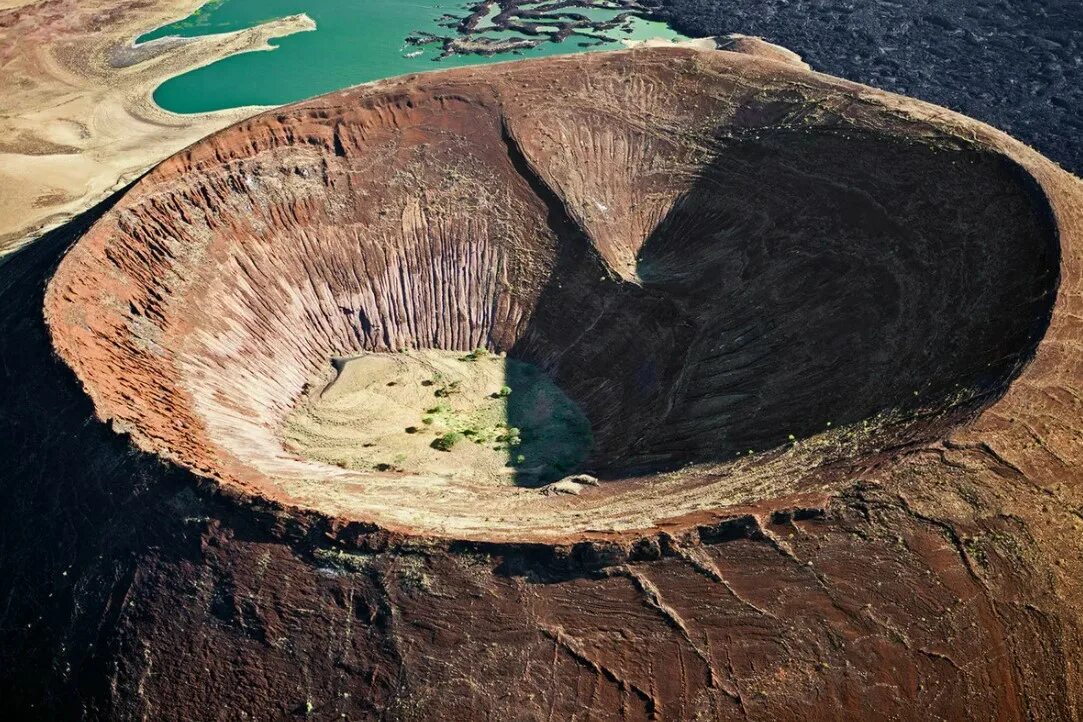 Самое большое место. Кратер Набийотум, Кения.. Метеорит Гоба кратер. Чиксулуб. Кратер Бэрринджера.
