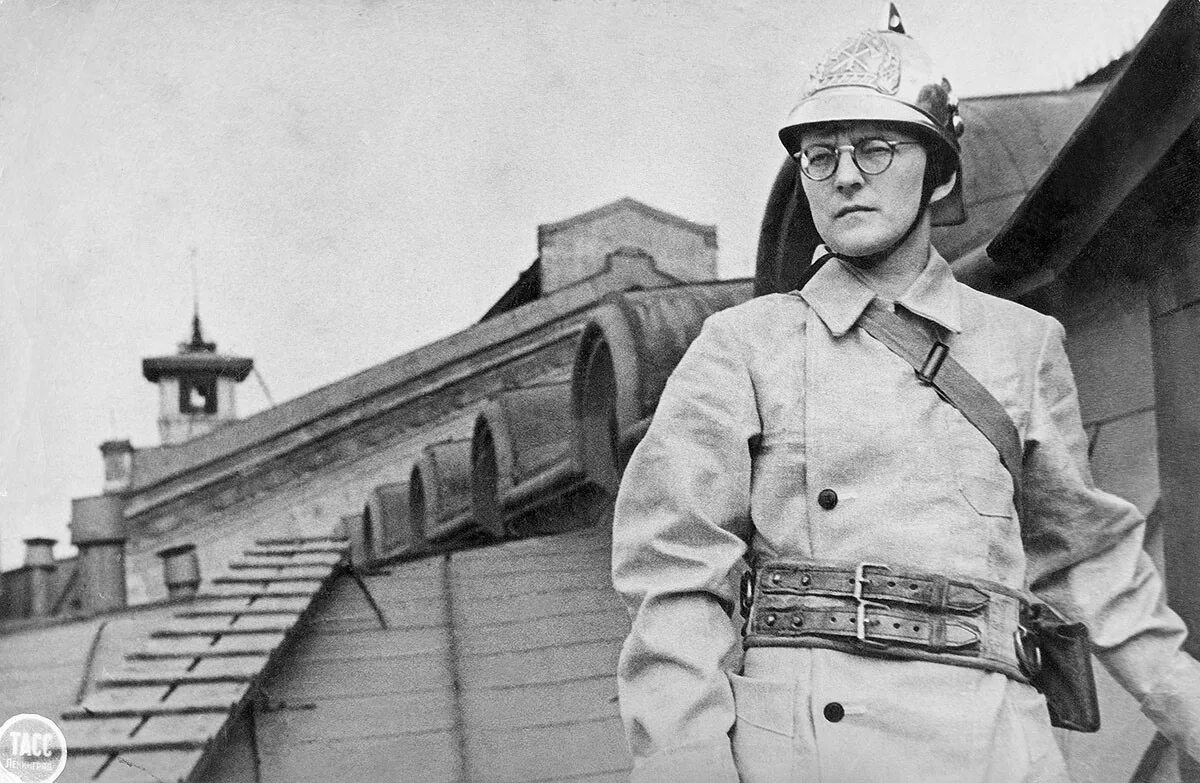 7 симфония шостаковича в блокадном ленинграде. Премьера 7 симфонии шостаковича в куйбышеве. Шестая симфония шостаковича в блокадном ленинграде. Седьмая симфония шостаковича в блокадном ленинграде. Шостакович во время блокады.