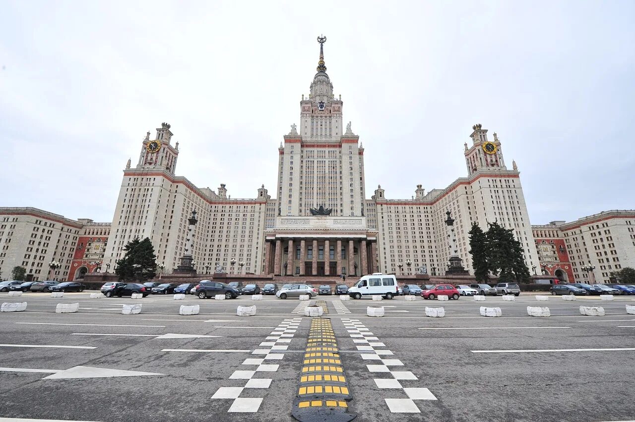 Мгу приняло. МГУ имени Ломоносова. Кампусы МГУ В Москве. Профессии МГУ имени Ломоносова. Специальности Ломоносова МГУ имени Ломоносова.