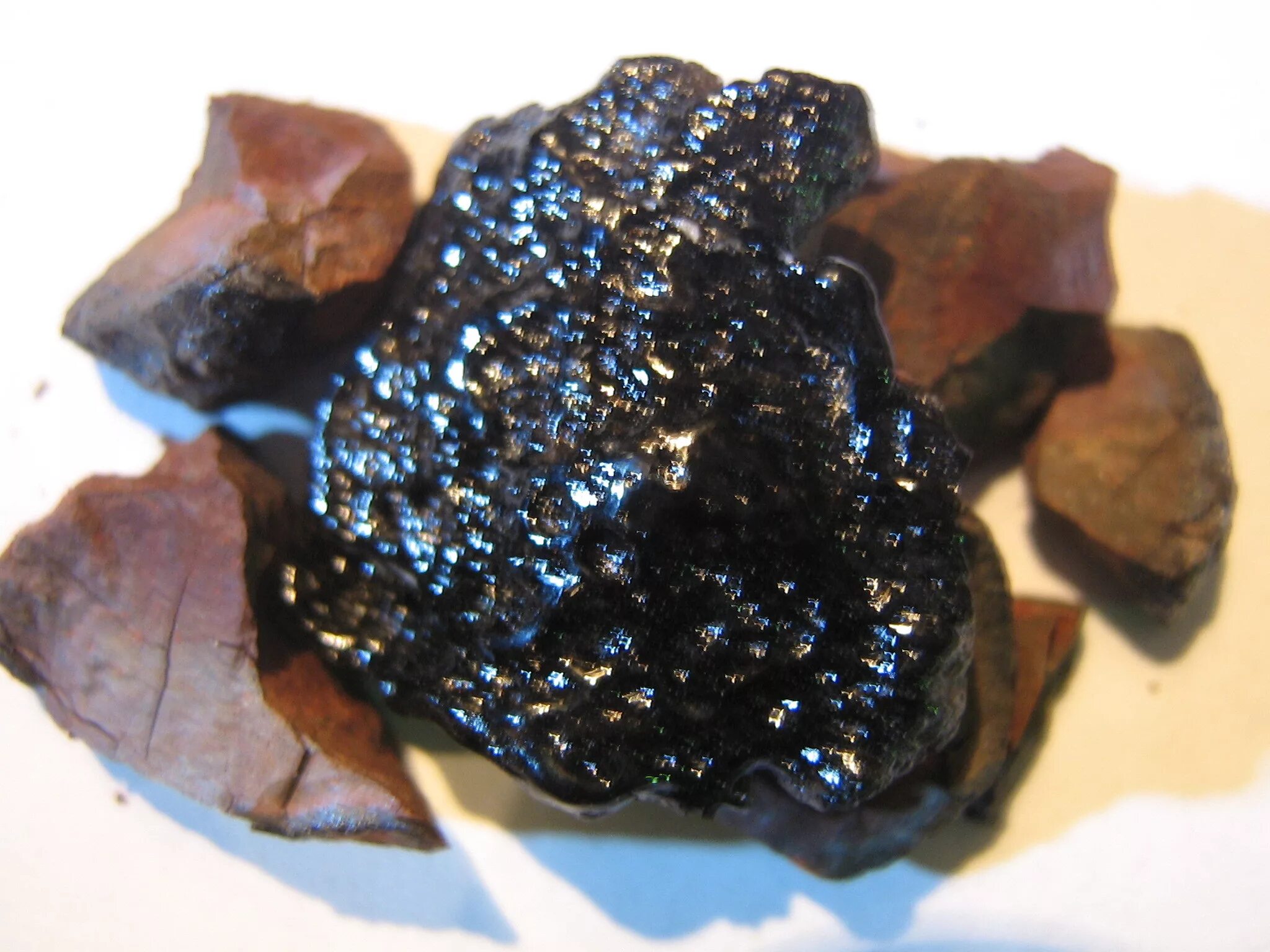 Самый черный минерал. Черный минерал. Черные блестящие камни. Черный камень похожий на уголь. Черный слоистый блестящий камень.