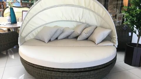 Круглая кровать из ротанга