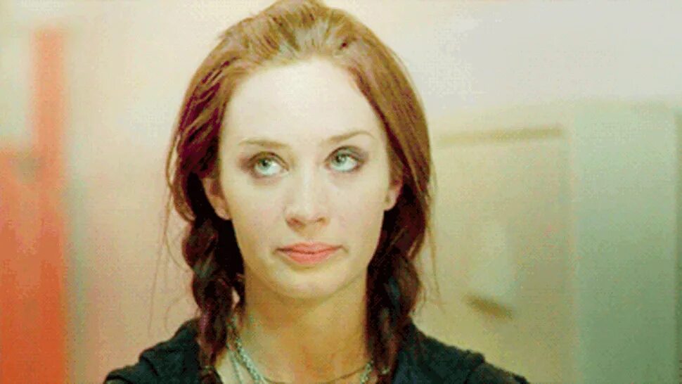 фиби тонкин. девушка закатывает глаза. девушка отводит взгляд. кристен риттер закатывает глаза. закатил глаза.