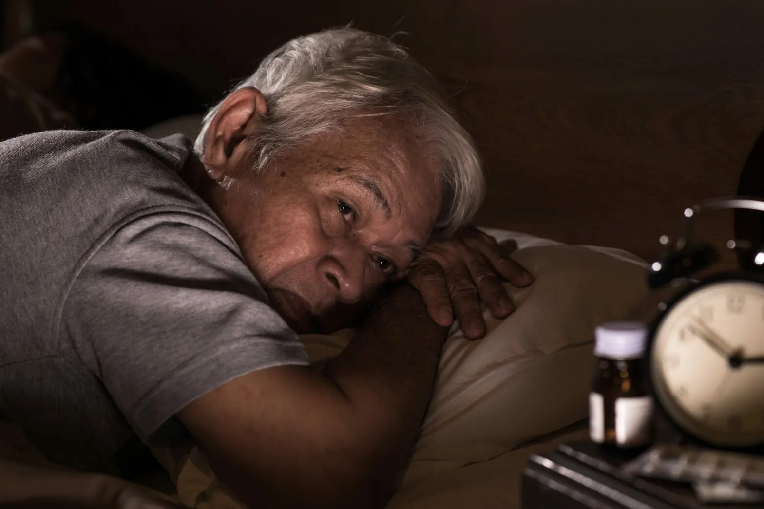 Бессонница у пожилых. Нарушение сна в пожилом возрасте. Сон пожилых. Нарушение сна у пожилых.