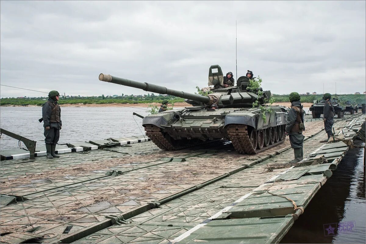 Погрузился на понтоны первый взвод