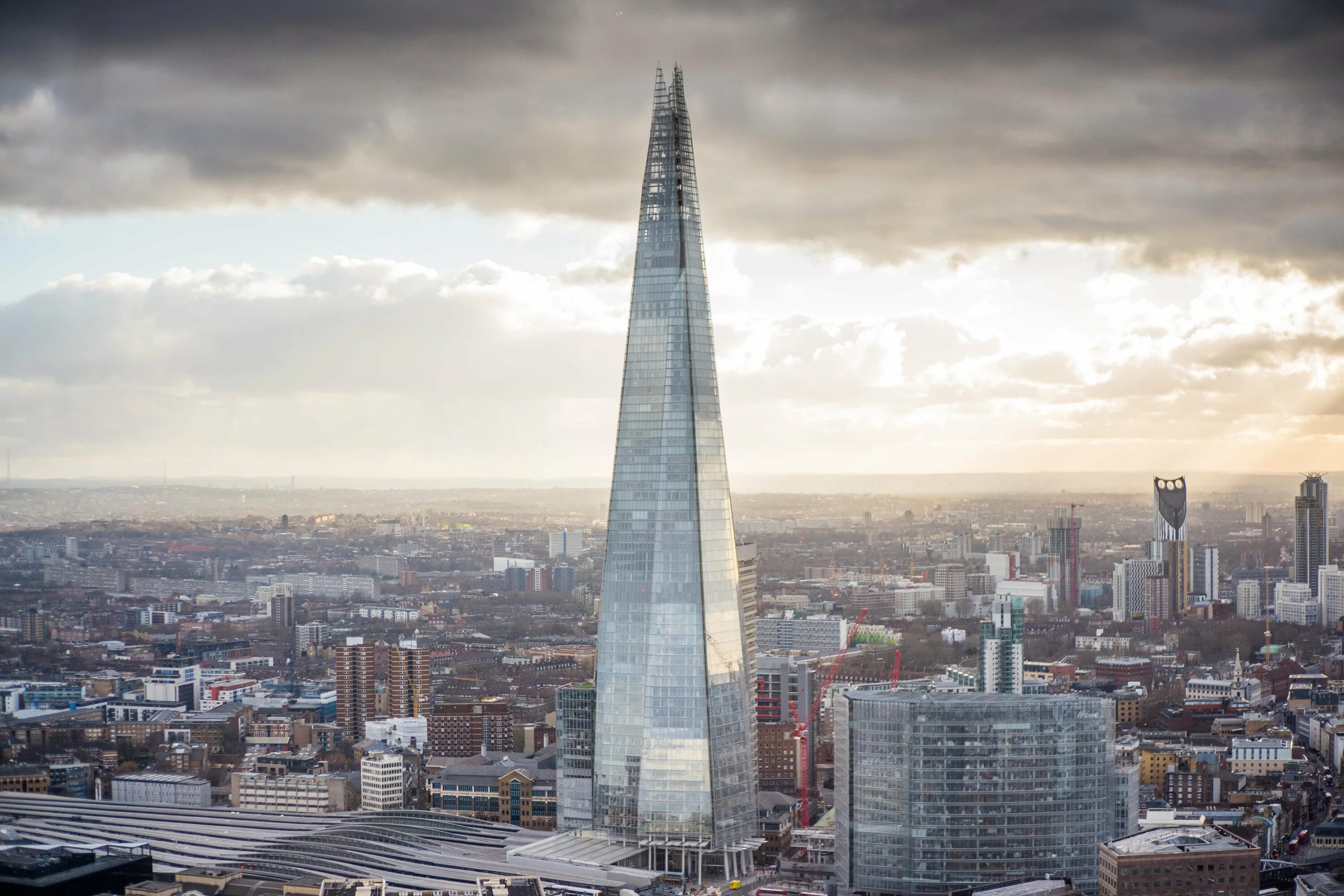 Башня Шард в Лондоне. Небоскреб the Shard. Небоскреб «Шард» в Лондоне, Великобритания. Лондонский небоскрёб the Shard.. Высокое здание на английском языке