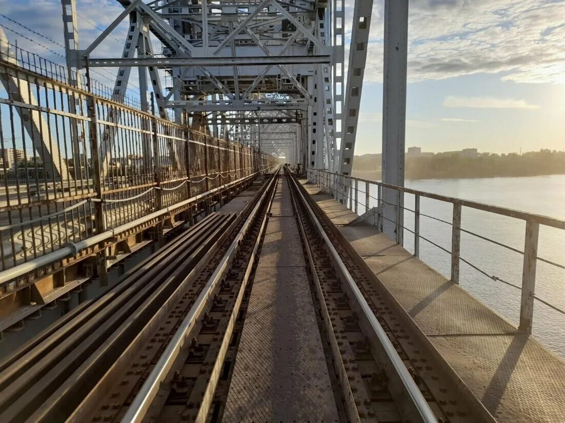 Железный мост крымский. Разводной ЖД мост Беломорск. Крымский мост ЖД. Крымский мост поезд. Реконструкция железнодорожного моста.