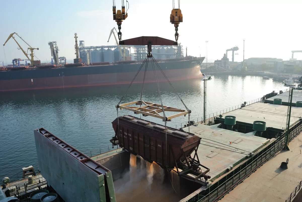 Контейневозы порту австралии. Судовые краны melcal. Контейнеры в порту. Погрузка контейнеров в порту. Балкер судно трюм.