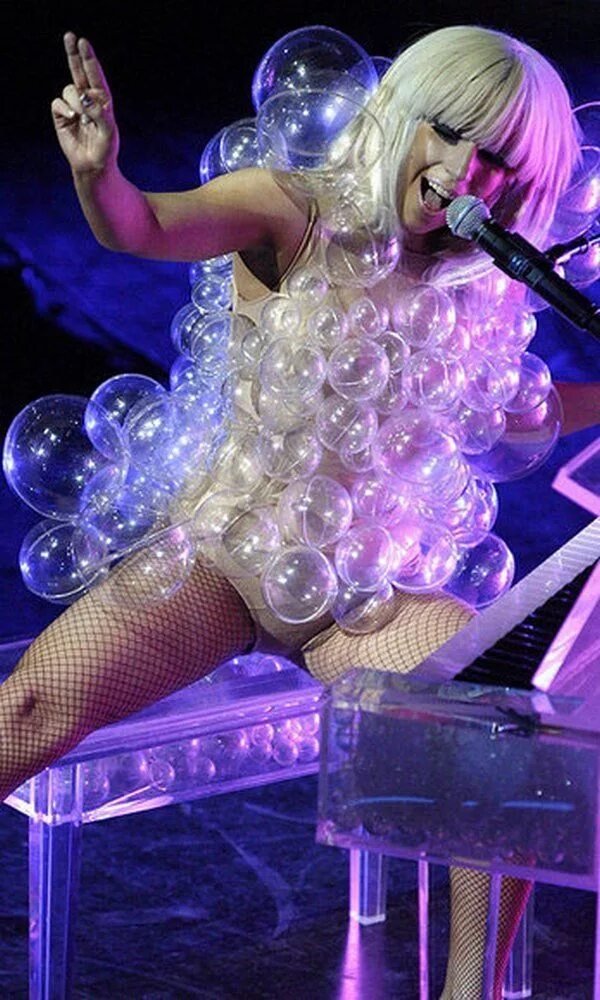 Леди гага костюмы. Эпатажные костюмы леди Гаги. Сценические костюмы леди Гага. Леди Гага и ее Наряды.