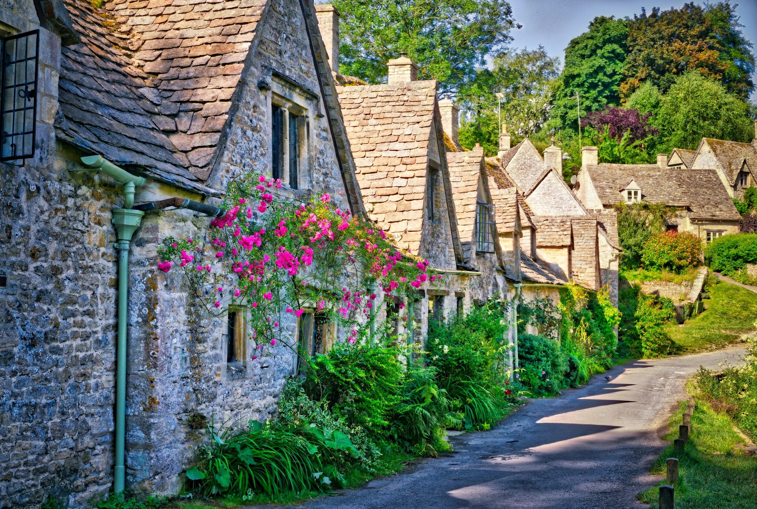 Great village. Бибери деревня в Англии. Бибери (Bibury). Деревня Бибури (Bibury). Котсуолдс Великобритания деревня Бибури.