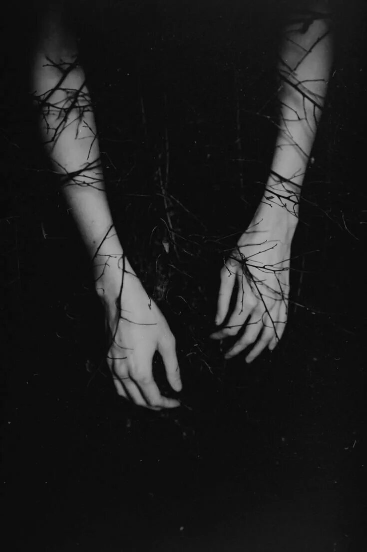 Держит девушку за волосы. Гранж фон. Серый кирпич в интерьере. Красивые текстуры. Человек на допросе.