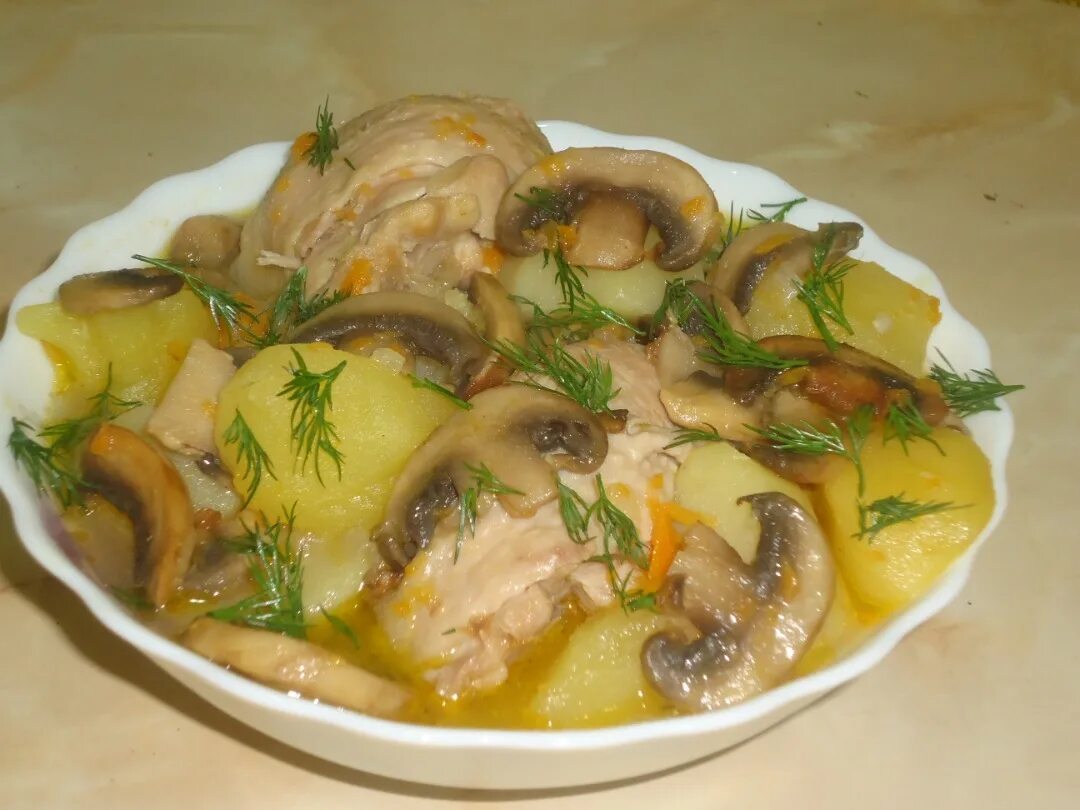 Картошка с курицей с грибами шампиньонами. Курица с картошкой и грибами в духовке. Картошка с курицей с грибами шампиньонами. Картошка с индейкой и грибами. Картошка с курицей и грибами.