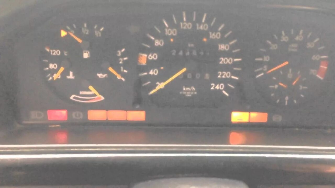 Дисплей w124. Монохромный дисплей 124 мерседес. Температура на 124. Мерседес 124 102 мотор рабочая температура. Датчик термометр mercedes w124.