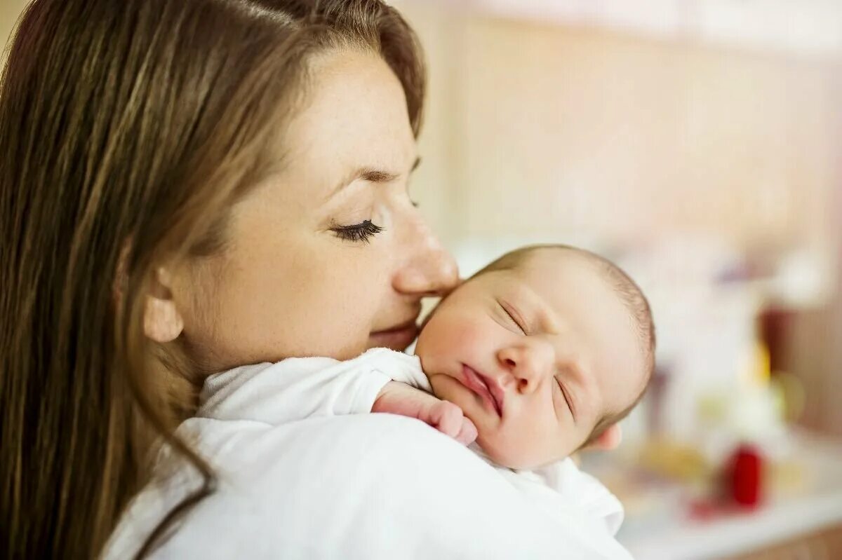 Мама после беременности. Девушка держит младенца. Mother holding Baby. Мамы на которых держится все картинки. Postpartum.