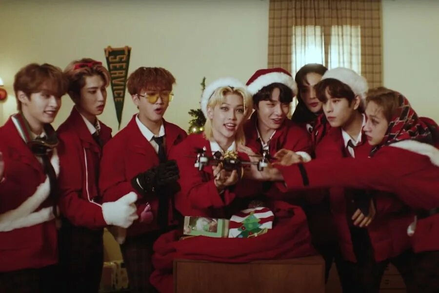 Stray kids christmas. Christmas evil stray kids обложка. Альбом stray kids christmas. Группа stray kids крисмас. Stray kids новогодний альбом.