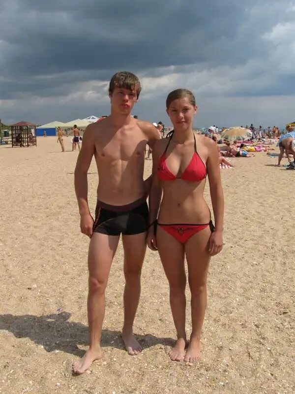 Любительские видео русские семейные пары. Семейная пара в купальниках на пляже. Частный фотоархив пары.