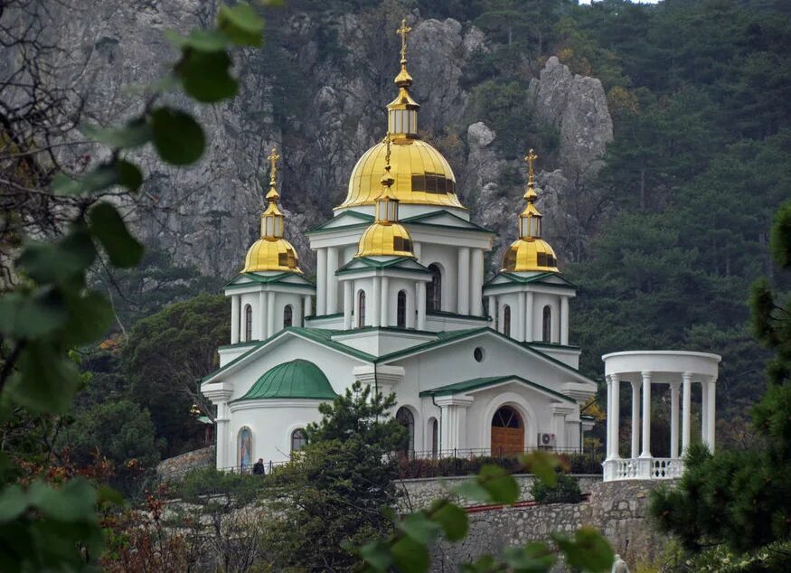 Православный храм в горе. Ялта церковь архистратига михаила. храм архангела михаила в ялте. храм святого архистратига михаила (ореанда). церковь архангела михаила ореанда ялта.