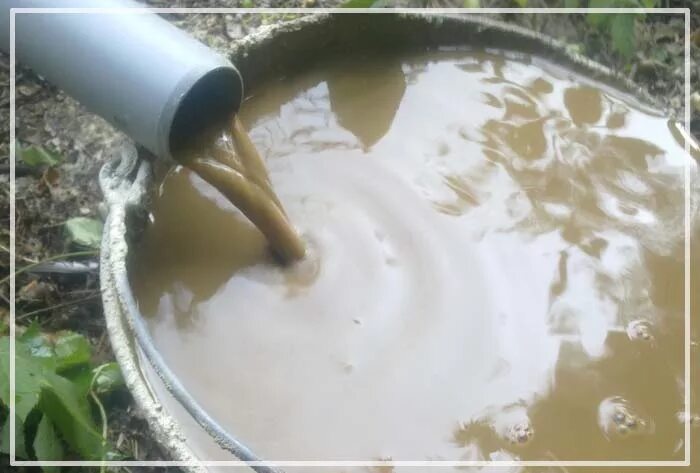 Вода с песком из скважины. Мутная вода из скважины. Глина из скважины. Желонка для чистки скважины.