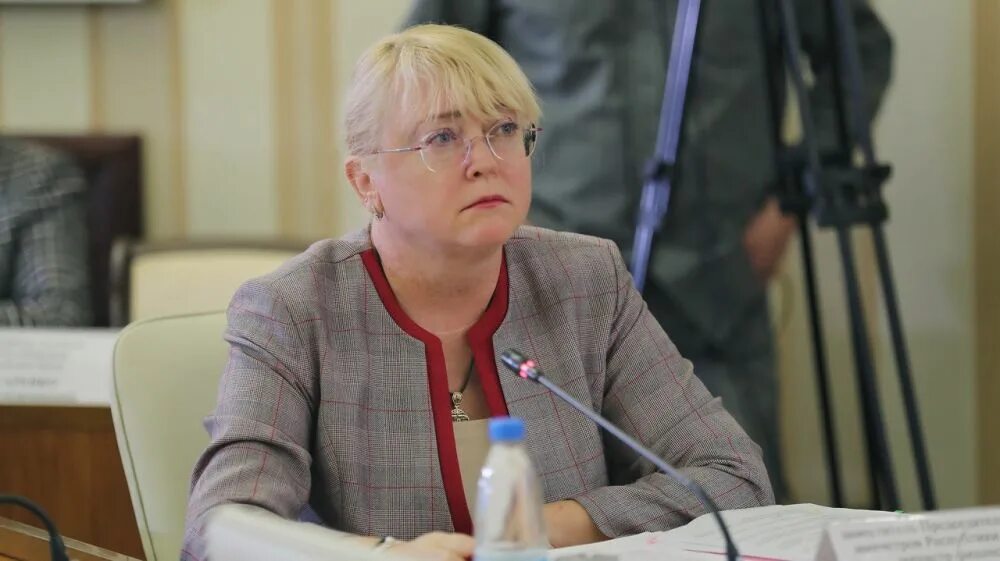 Министр экономики и финансов крым. Министр финансов республики. Министр финансов республики. Министр кивико. Министр финансов крыма фото.