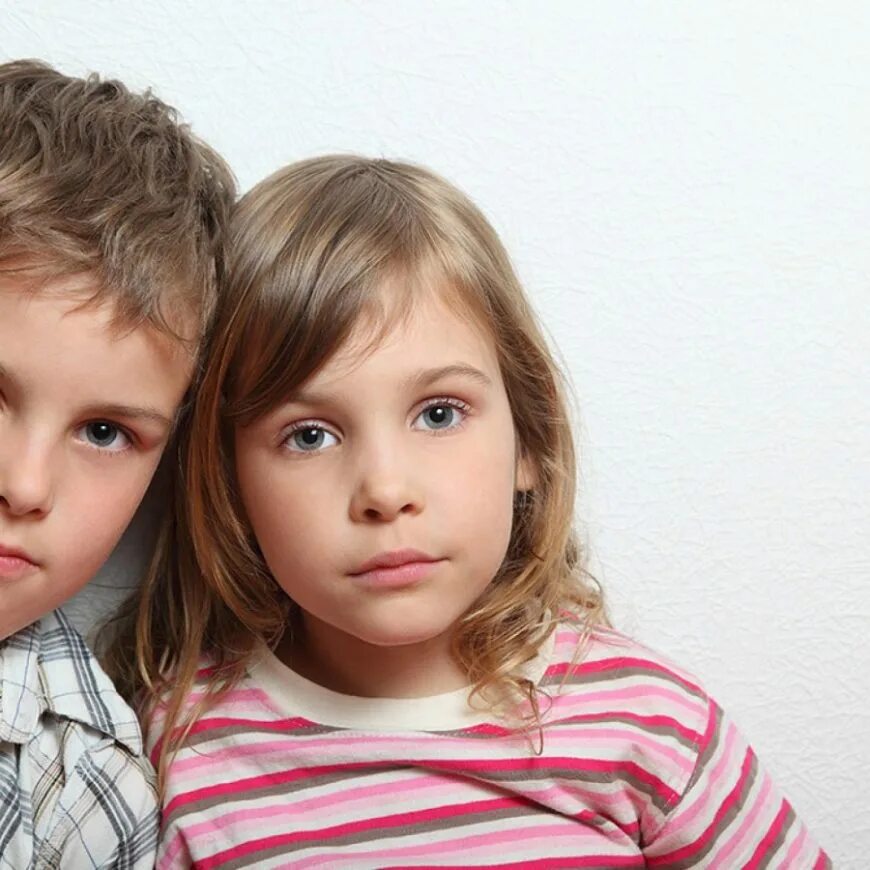 младший брат. соблазнение сестренкой. с одноклассницей впервые. невинность девушки это. брат и сестра девственники.