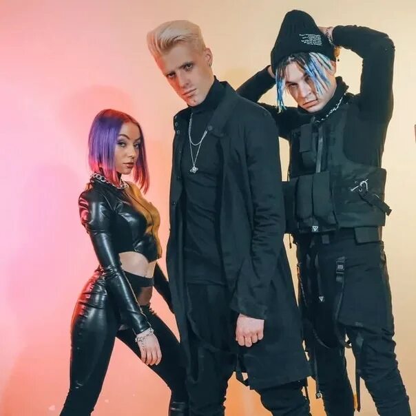 Песня девочка нло. Nlo группа участники. Sasha belair нло. Песня девочка нло. Nlo группа степа.