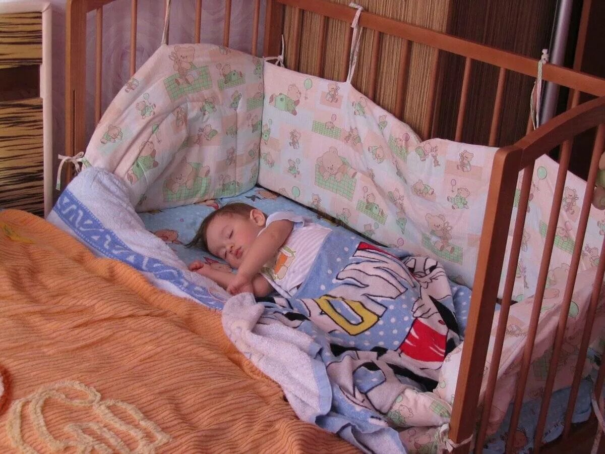 Кроватка для новорожденного. Ребенок в кроватке. Младенец в кроватке. Надо уложить спать