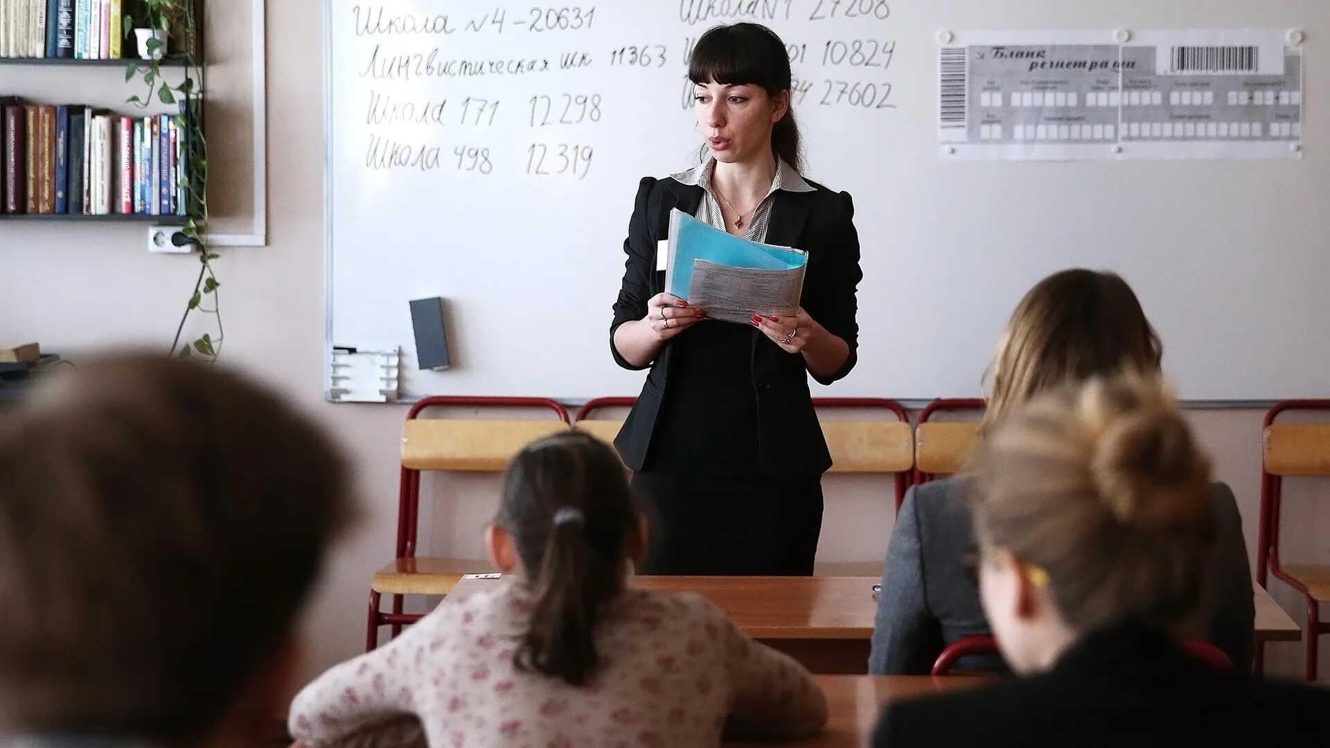 Учитель и дети. Год педагога и наставника 2023 лого. Путин: 2023 год объявлен годом педагога и наставника. Дети в школе. В школе объявлен год.