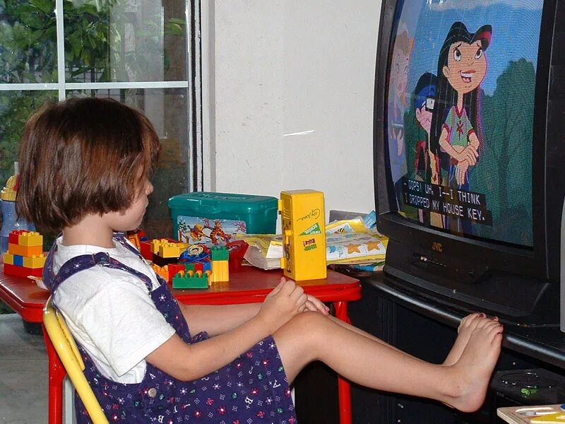 Kids watching tv. Телевизор для детей. Дети возле телевизора. Девочка телевизор. Ребенок сидит у телевизора.