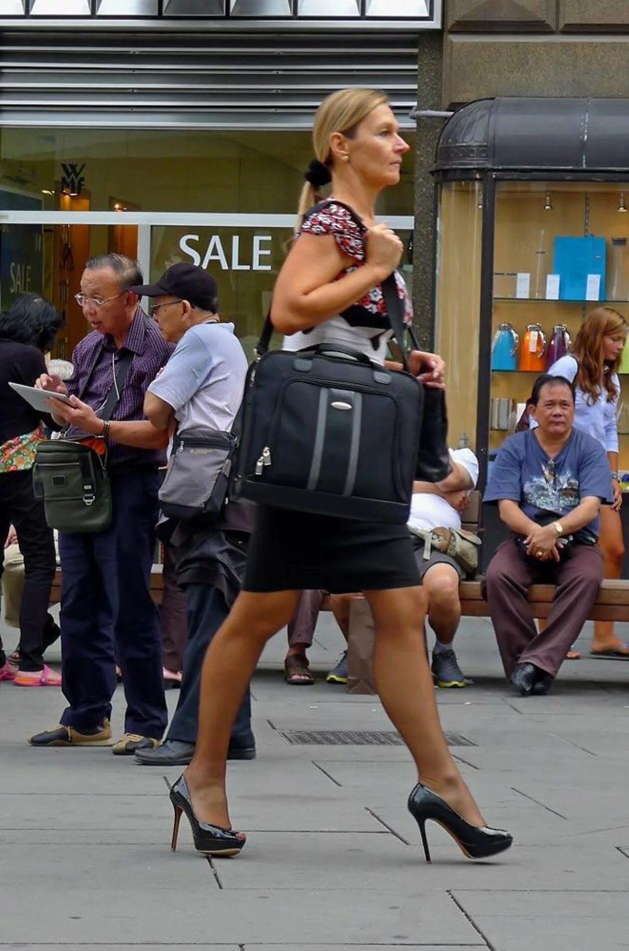 Ножки офисной леди на улице. Женщины Street candid. Эксби в магазине. Street зрелую. Public close