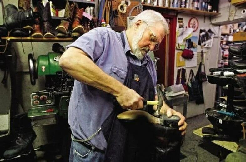 найти сапожника. профессия обувщик. старый сапожник. обувщик. международный день обувщика.