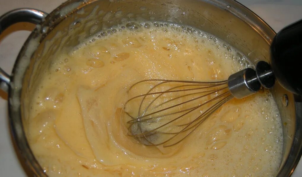 Для чего яйца в тесте для блинов. Process prigotovleniya Blinov. Процесс приготовления блинов. Процесс готовки блинов. Тесто для блинов красиво.