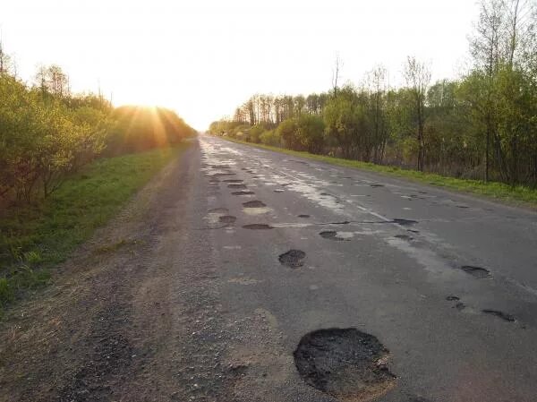 Большая дорога устаревшее. Плохие дороги в Молдове. Состояние дороги 03к-012. Разбитые дороги в 90. Дорожное полотно выбоина.