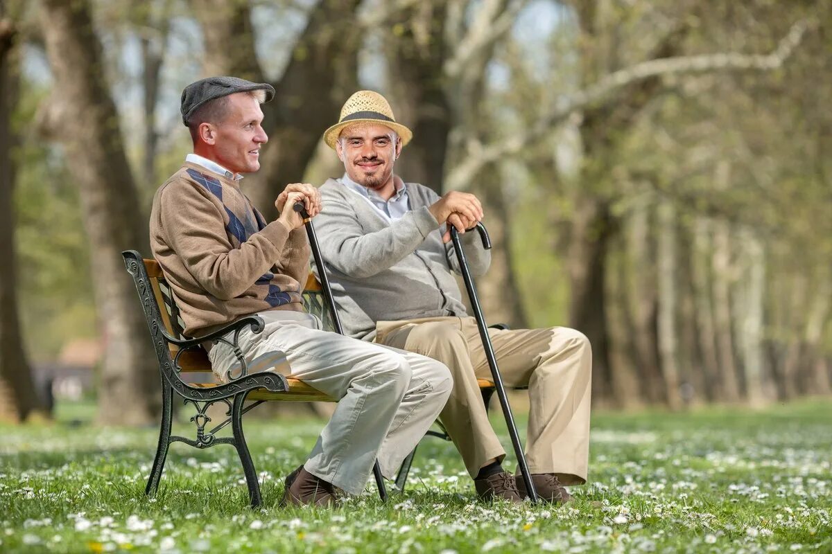 Два старика на лавочке. Старик на скамейке. Пожилые люди на скамейке. Интервью с пожилыми. Веселые пенсионеры.