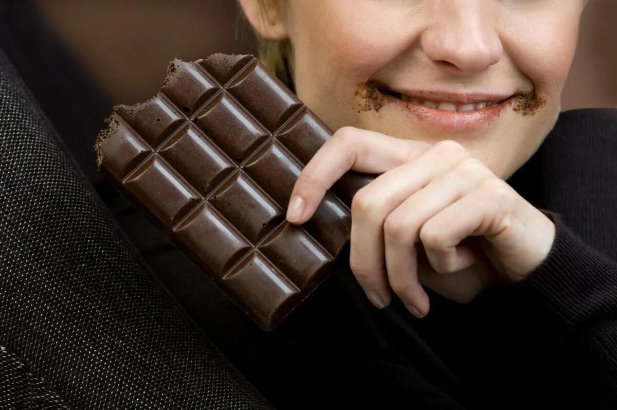 Говорящая шоколада. Алессандро Грандука шоколад. Фотосессия с шоколадом. Девушка с шоколадкой. Держит шоколад.