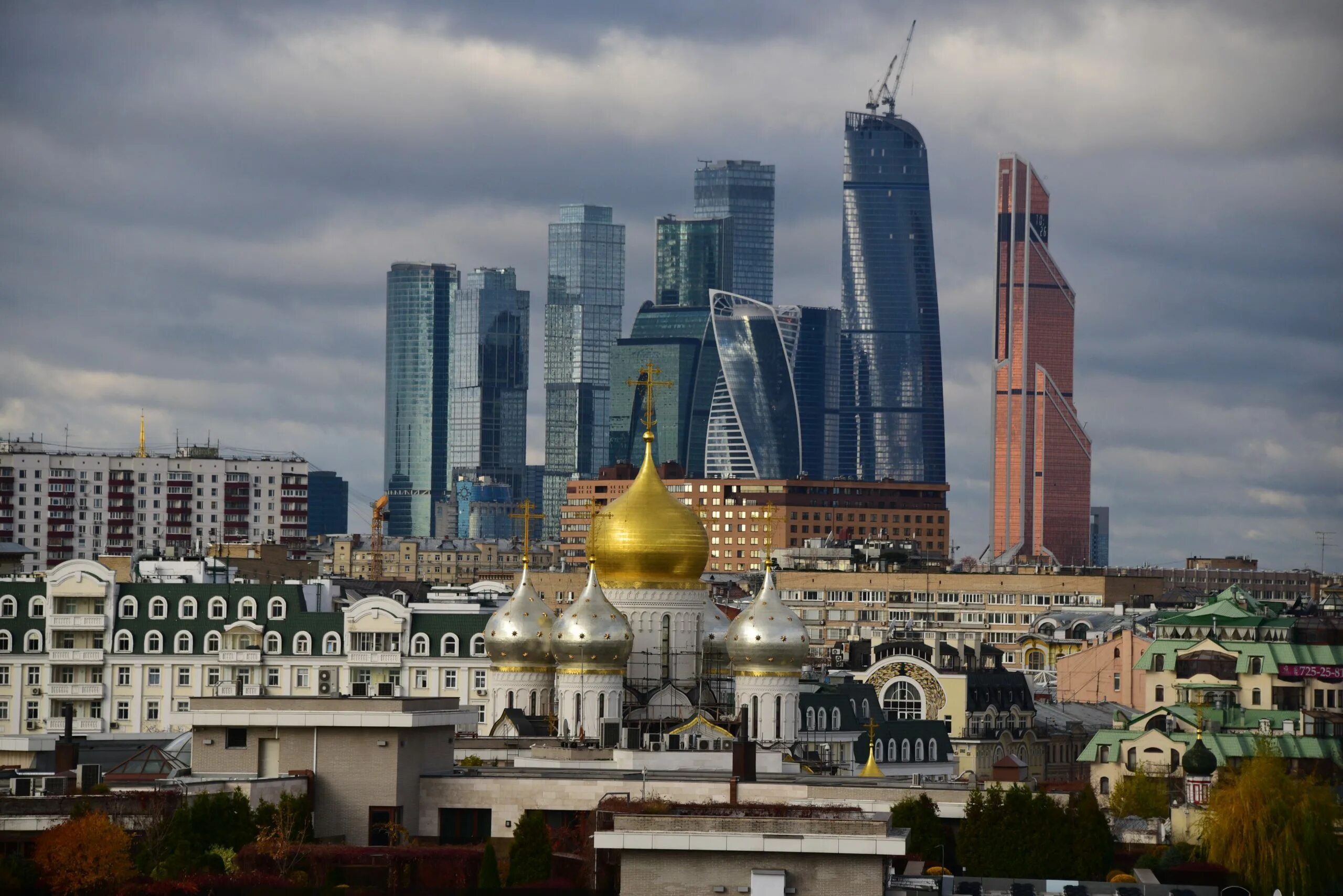 Москва какой огромный город. Административный центр Москвы. Москва огромный город. Москва город миллионник. Панорама вечерней Москвы.