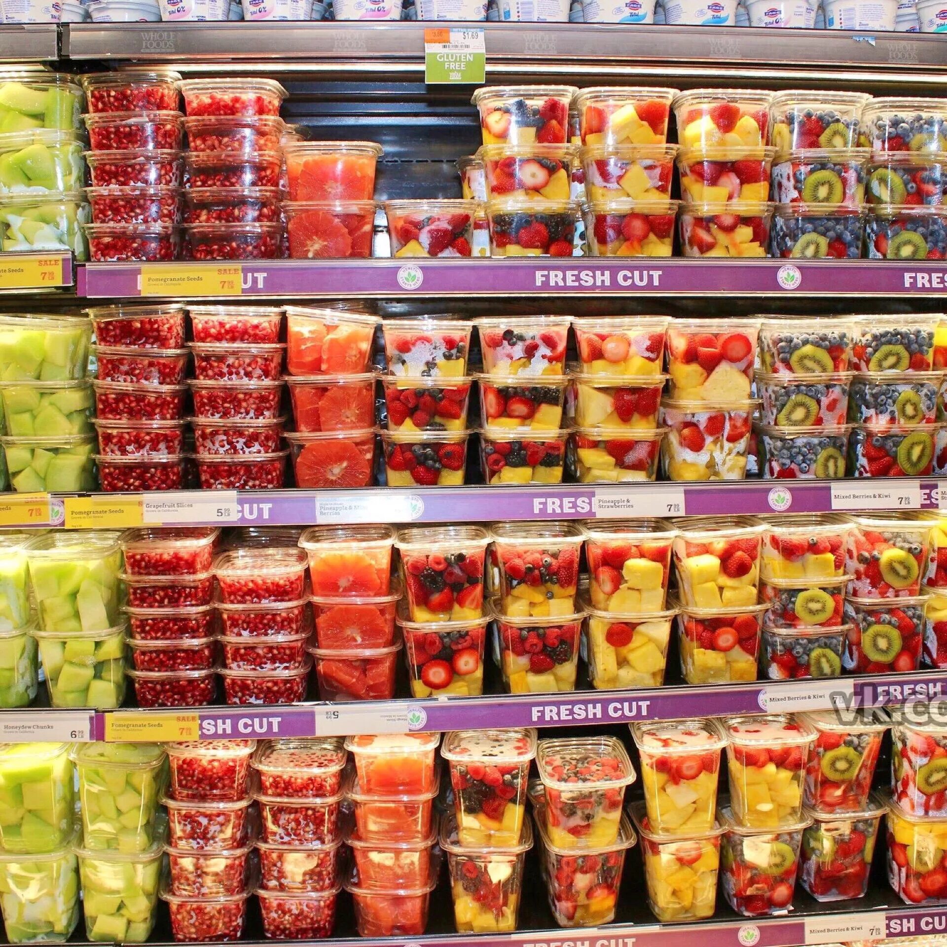 вкусные вкусняшки в магазине. выбор продуктов в магазине. склад продуктов. продукты в супермаркете. ассортимент магазина.