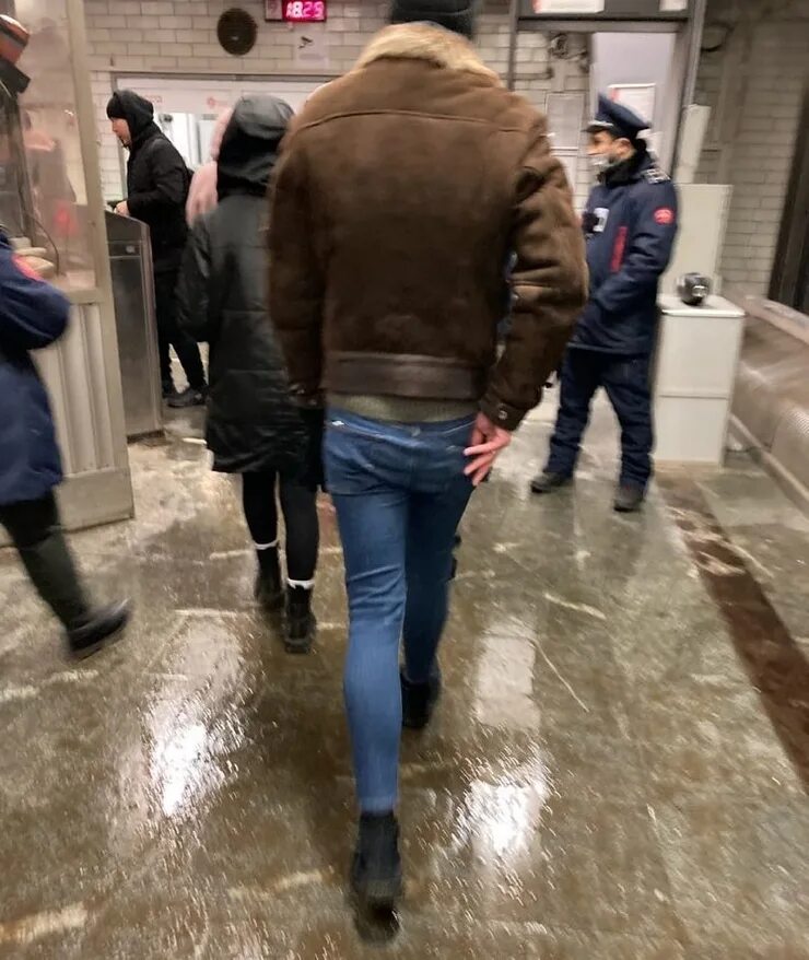 трусы поверх штанов. трусы поверх штанов. пиджак заправленный в брюки. спущенные джинсы мужские. в выпущенной поверх штанов и распахнутой.