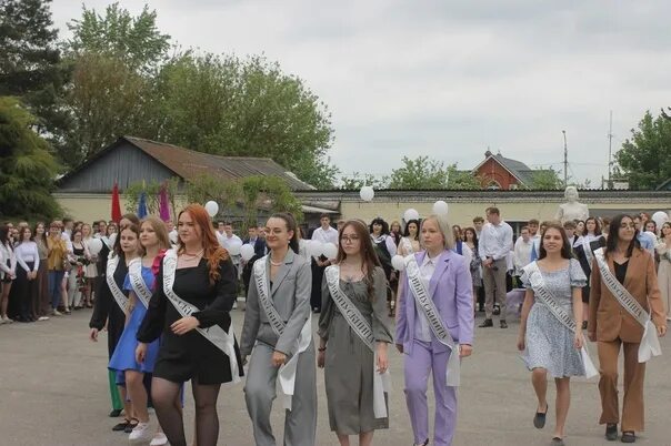 Последний день в колледже. Последний день в колледже. Учебное заведение школа. День первокурсника. Нара колледж вгую.