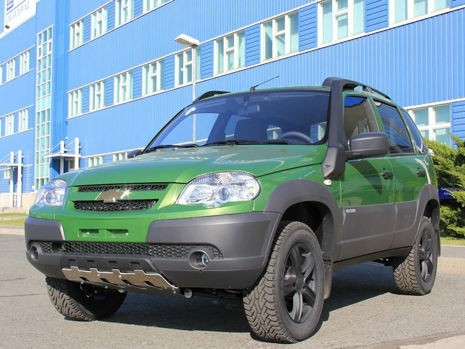 2123 цвета. Chevrolet Niva Bertone Edition. Нива Шевроле 2123. Нива Шевроле Special Edition. Шевроле Нива 2014 зеленый.