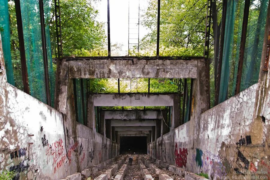 Заброшенная красный треугольник фабрика в питере сталкер. Красный треугольник заброшка. Двор на малой сухаревской площади. Безлюдные места в москве. Эскалаторная галерея воробьевы горы.