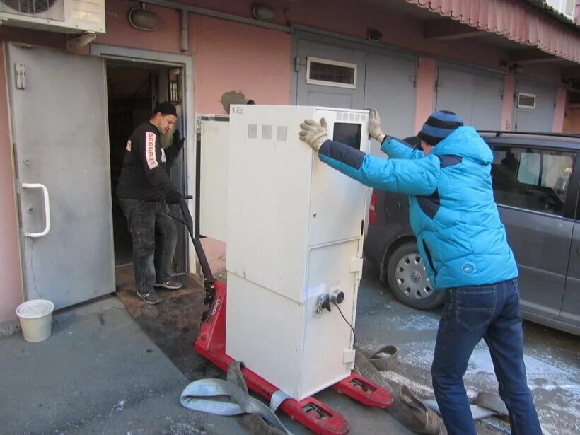 Погрузка сейфа. Такелаж сейфов. Такелаж сейфов. Такелажные грузчики. Сейф для транспортировки автомобилей.