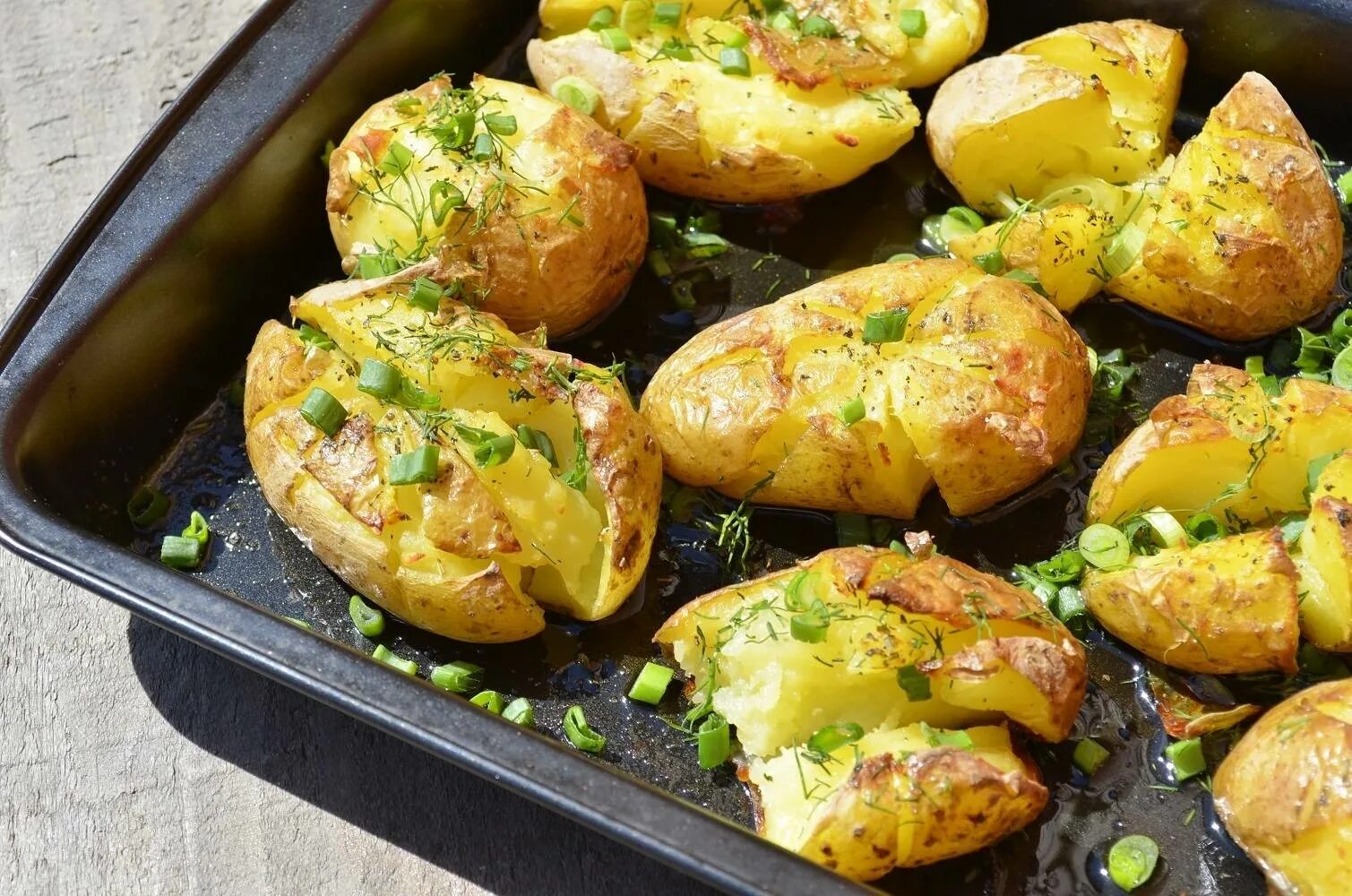 Простые рецепты печеного. Картошка в духовке. Печёный картофель в духовке. Картошка в кожуре в духовке. Отварная картошка запеченная в духовке.