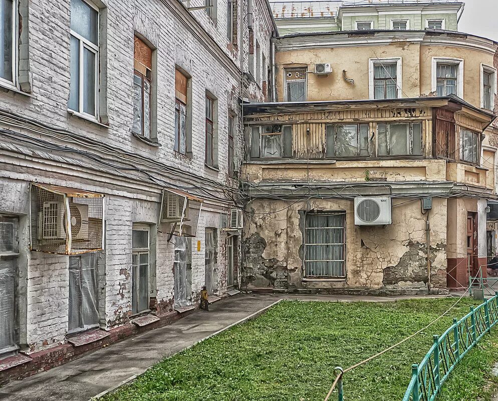 волхонка. полуразрушенные здания в москве. старая москва дворы. старая москва дворы. красивый московский двор.