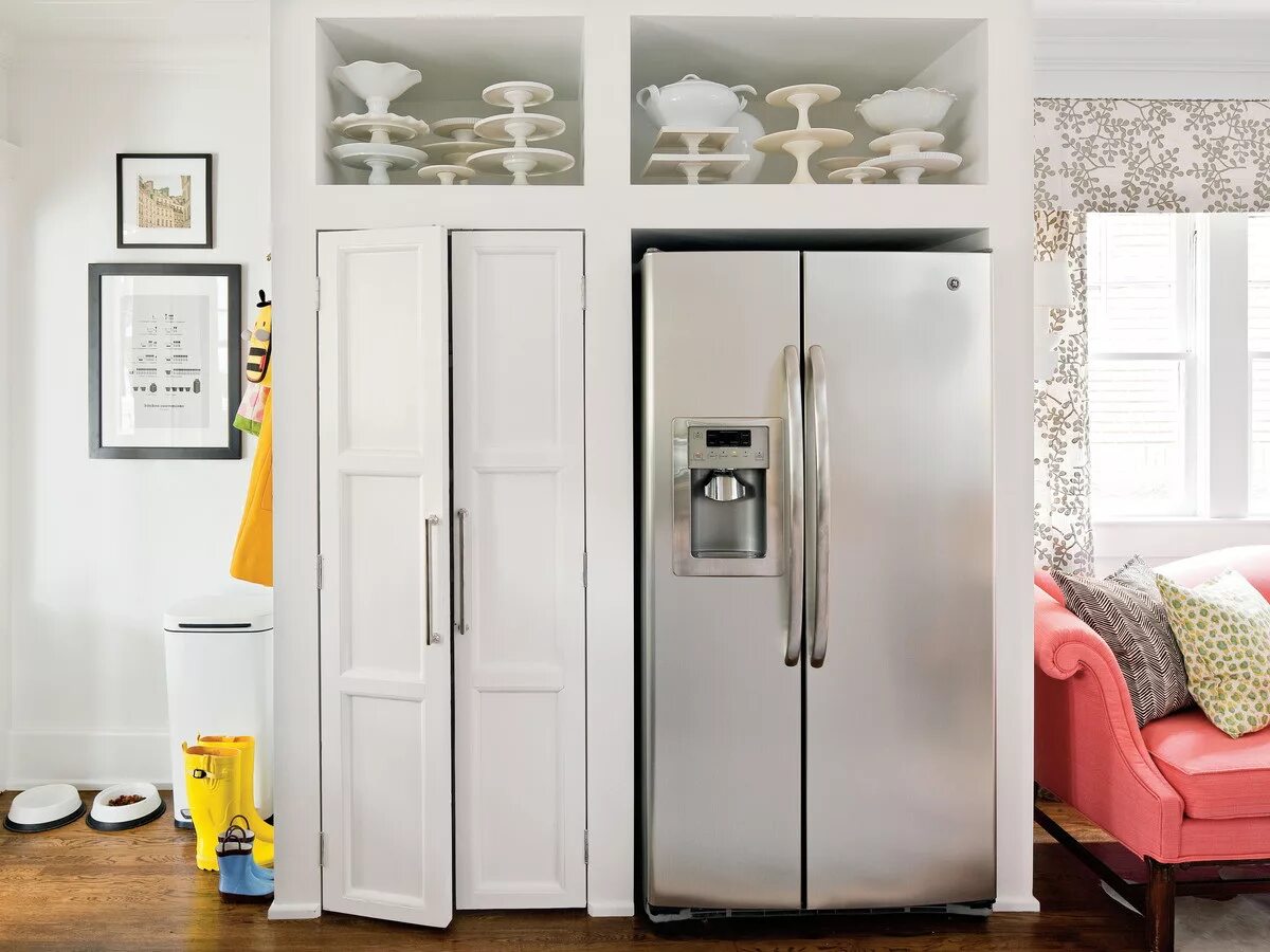 Холодильник в стене. Холодильник на кухне. Холодильник в стеновой нише. Холодильник в углублении стены. Холодильник можно к стене