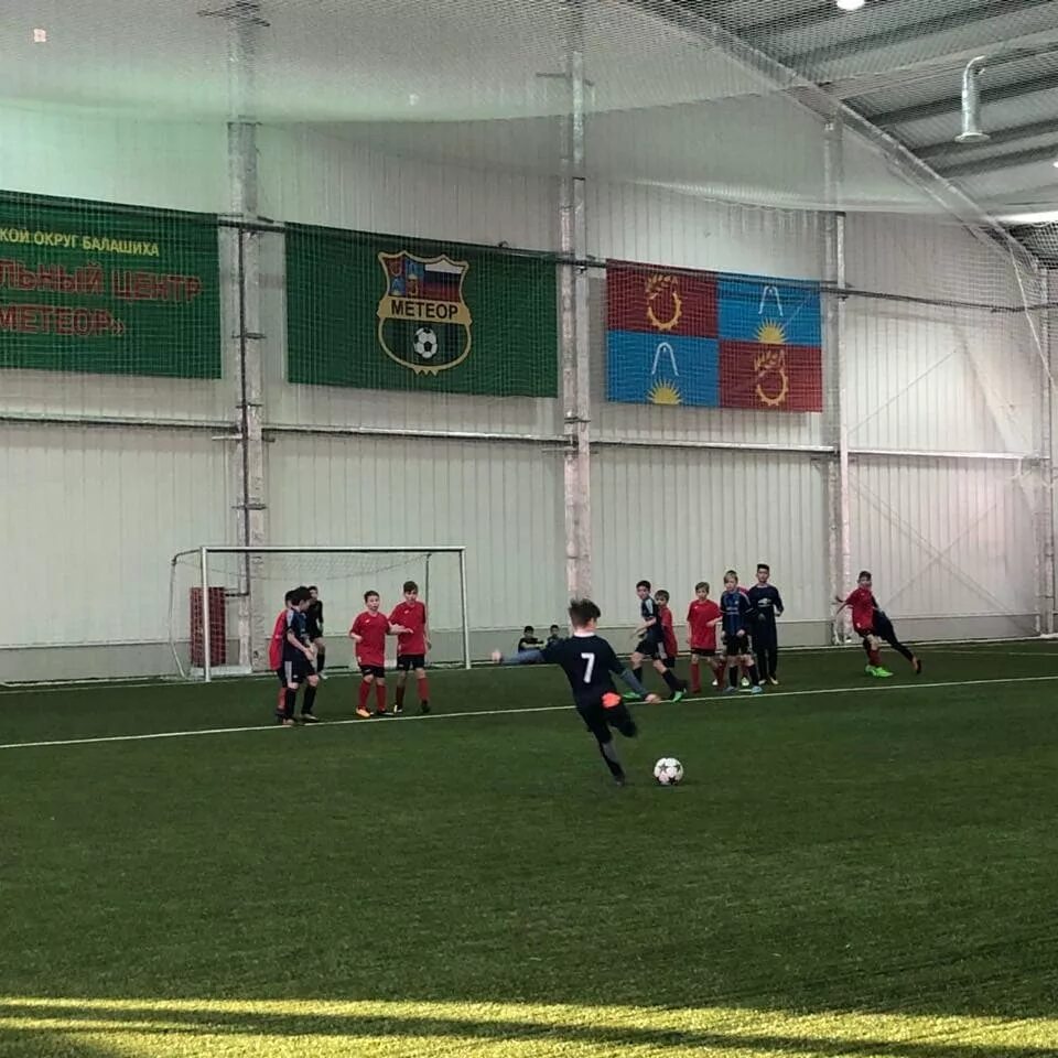 Футбольный манеж европа киевская. Манеж метеор. Футбольный манеж кампус сокол. Стадион метеор балашиха. Команда метеор футбол новороссийск.