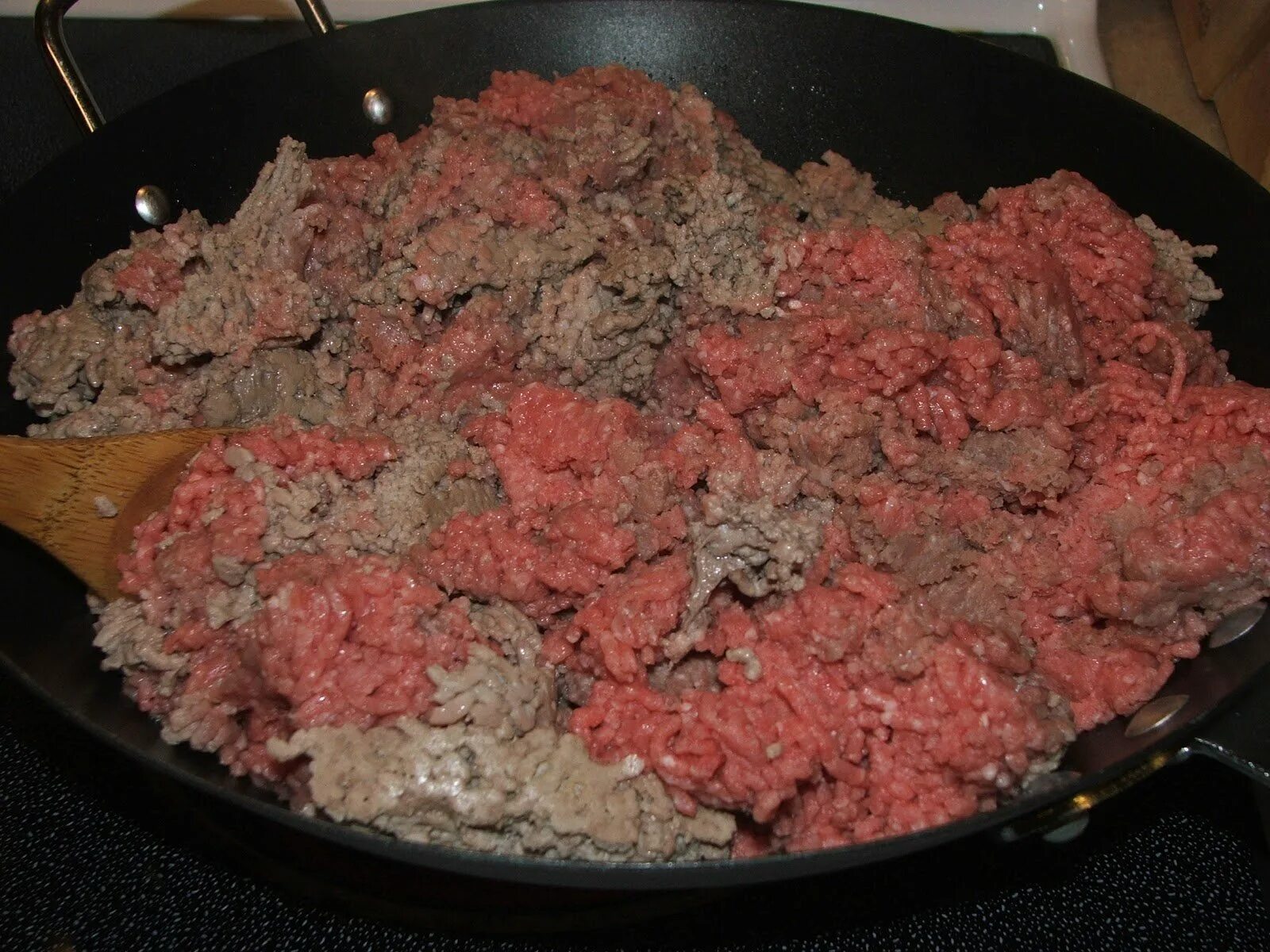 Как вкусно потушить фарш. Фарш с овощами. мясо фарш. говяжий фарш с овощами. говяжий фарш с овощами на сковороде.