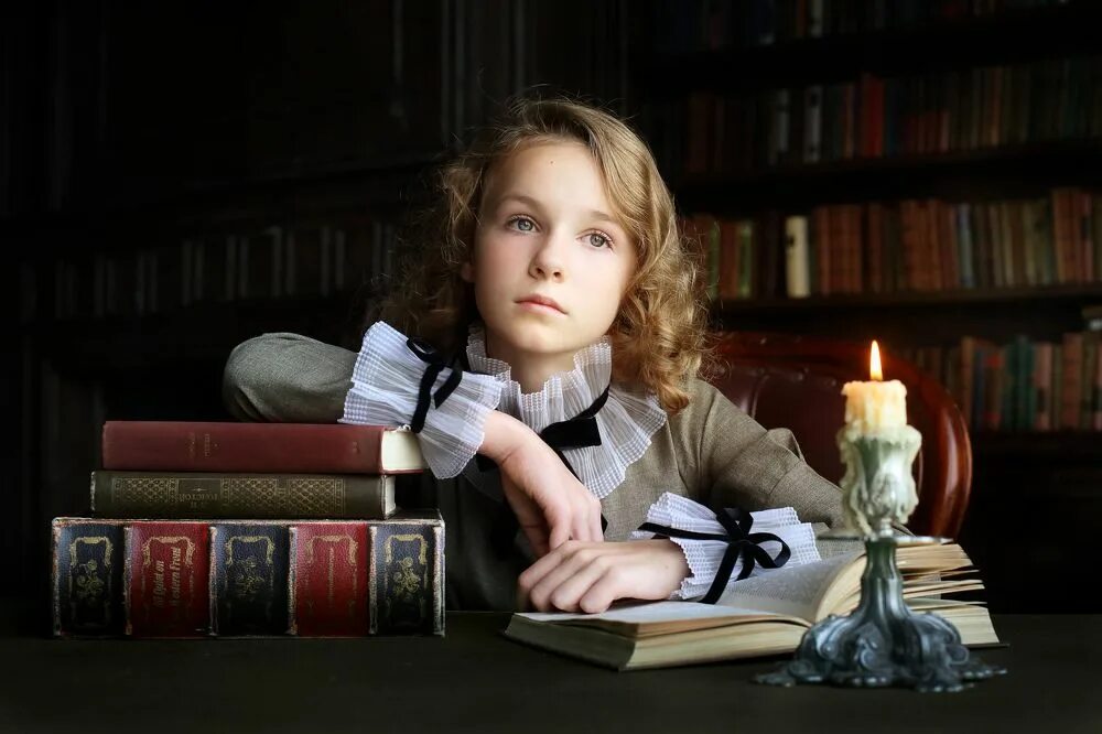 слушать художественное чтение. дети в библиотеке. чтение книг. школьник с книгой. слушать художественное чтение.