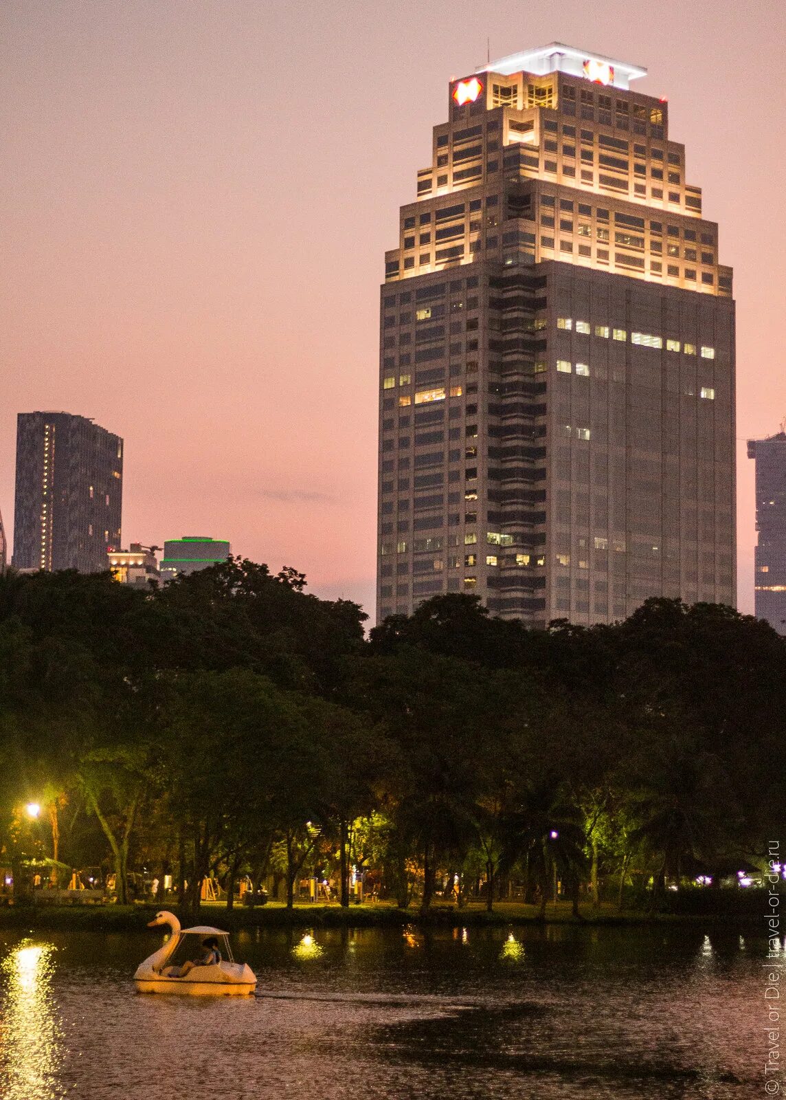 Люмпини бангкок. Парк Люмпини. Парк Люмпини / Lumpini Park. Парк Люмпини Бангкок фото.